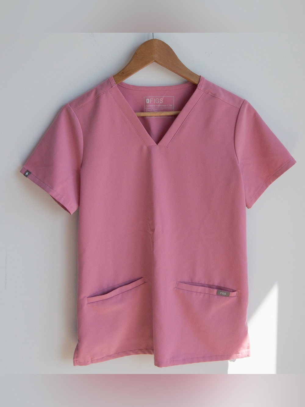 FIGS Casma 3 Pocket Scrub Top Chalk Pink XS